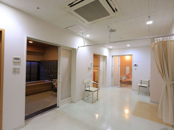 清潔な廊下と個室の入り口