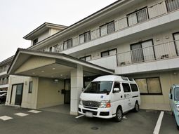 施設の外観と車両