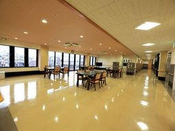 広々とした明るい食堂