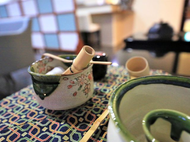 和風テーブルセットアップ 掲示物 和やかな雰囲気のダイニングで、利用者の方々は茶の時間を楽しまれています。ゆったりとした時間の流れを感じながら、お仕事に取り組める環境です。