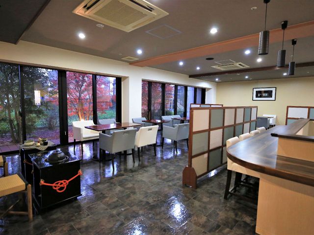 明るい和洋食堂 共有スペース ゆったりとした食堂では、窓から自然光が入り明るい雰囲気です。各テーブル間には仕切りがあり、プライバシーも配慮されています。