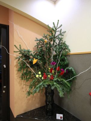 装飾された植物と廊下