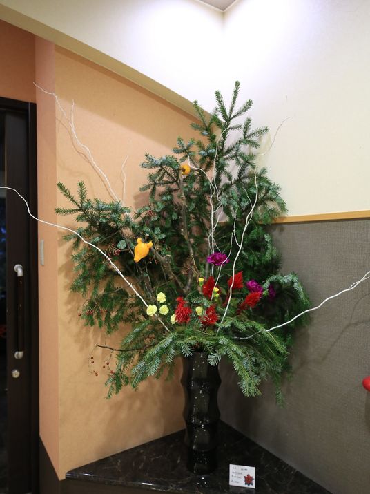 装飾された植物と廊下