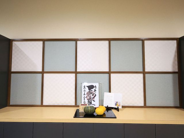 落ち着いた和室の一角 掲示物 落ち着きのある和室には、心安らぐ書が展示されており、ゆったりとした時間が流れています。過ごしやすい環境が整っていますので、日々の業務にもきっと役立ちます。