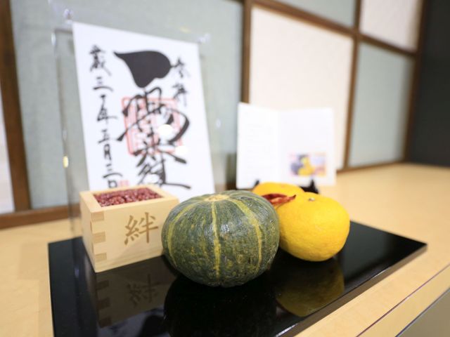 和室の飾り付け 掲示物 温もりを感じさせる和室に季節の飾りがなされ、心豊かな時間を過ごせるよう配慮されています。