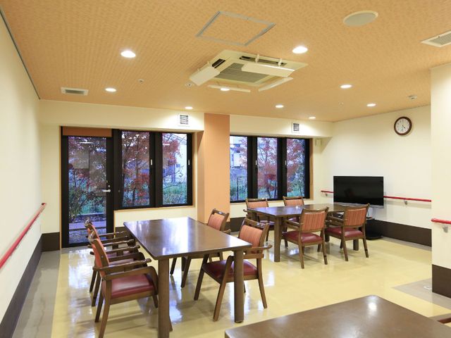 広々とした食堂空間 食堂 広い窓から自然光が差し込む、明るく開放的な食堂です。ゆったりとした時間を過ごすことができる空間が広がっています。