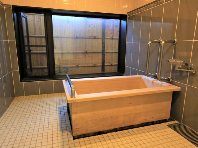 和風のモダンな浴室 浴室 手すりが付いた落ち着いた雰囲気の浴室です。ゆったりとした時間を過ごすことができる空間が整っています。
