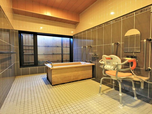 バリアフリー設計の浴室 浴室 ゆったりとした空間の清潔感ある浴室です。安全に配慮した手すりやシャワーチェアが設置され、快適な入浴をサポートします。