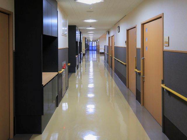 清潔な施設の廊下 通路 光が差し込む広々とした廊下が、日々の快適な移動をサポートします。手すりも設置してあり、安全にお過ごしいただけます。