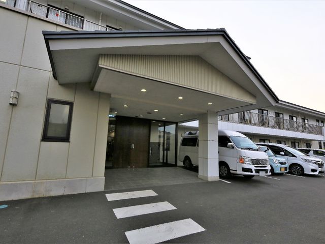広々としたエントランス 玄関 ゆったりとしたエントランスは、訪れる方々を暖かく迎え入れます。安心してご利用いただけるよう、バリアフリー設計が心地よい始まりを提供します。