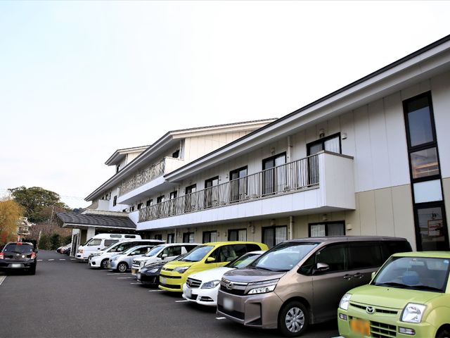 広い駐車場のある施設外観 駐車場 広々とした清潔感のある外観です。入居者様の来客時にも便利な駐車スペースが完備されています。