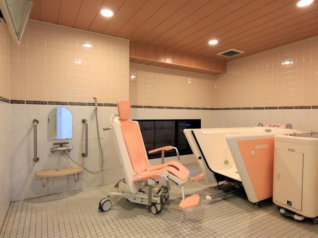 快適な設備の浴室 浴室 手すりや高さ調節可能な椅子が備わり、安心してご利用いただける快適な空間です。サポートが必要な方も安全に入浴できる工夫がされています。