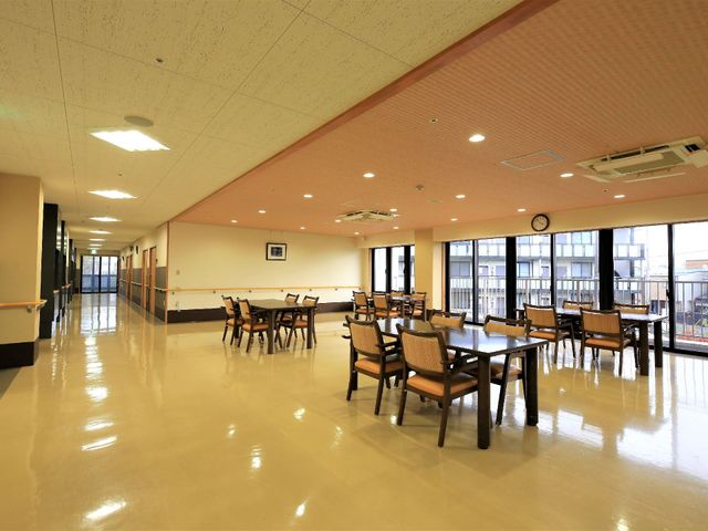 広々とした明るい食堂 食堂 天井が高く開放感のある食堂では、ゆとりを持って食事の時間を過ごせます。窓からは自然光が差し込み、居心地の良い環境が広がっています。