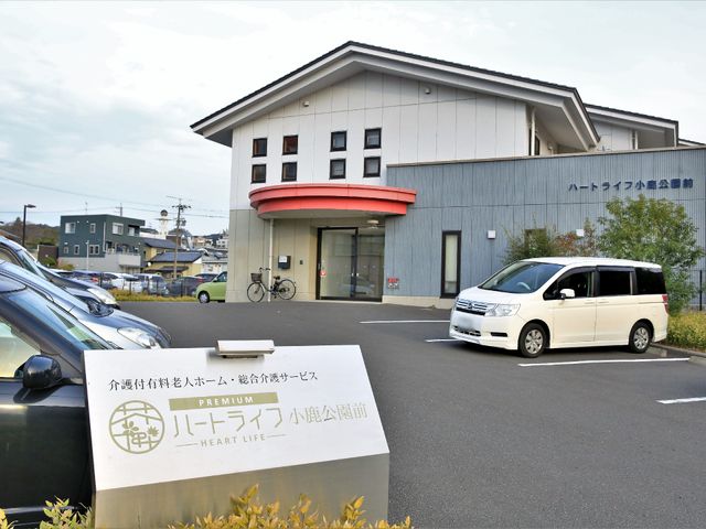 施設の外観 外観 広々とした駐車場がある明るい外観の建物です。清潔感があり、訪れる人を温かく迎えてくれそうです。