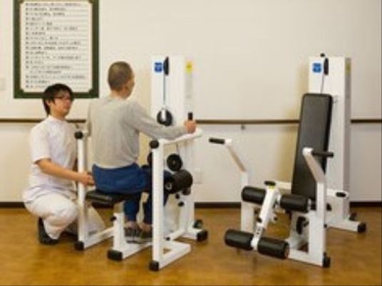 リハビリ中の利用者とスタッフ