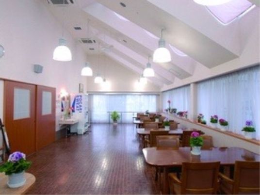 広々とした明るい食堂