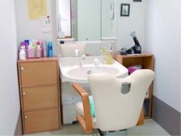 洗髪スペースと整理棚