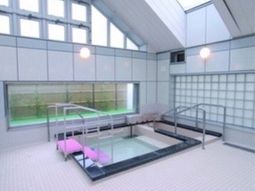 明るい屋内プール設備