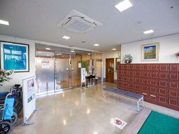 エントランスの明るい空間