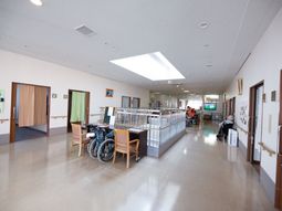 広々とした明るい廊下