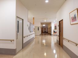 明るく清潔な廊下