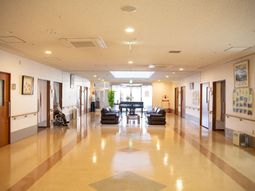 広い廊下とリラックススペース