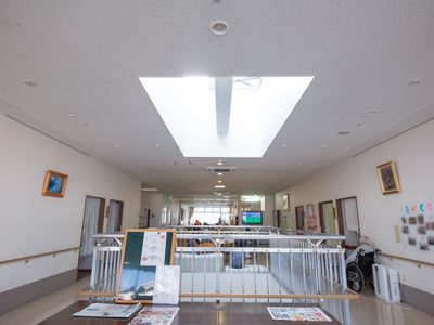 広々とした明るい廊下
