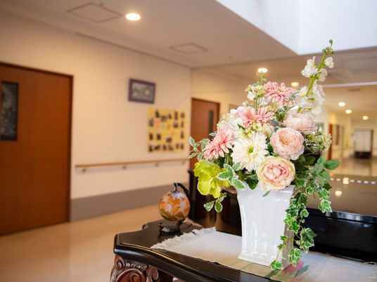 廊下の花とインテリア