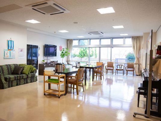 共用スペースの明るい居室
