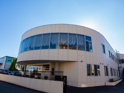 円形デザインの建物外観