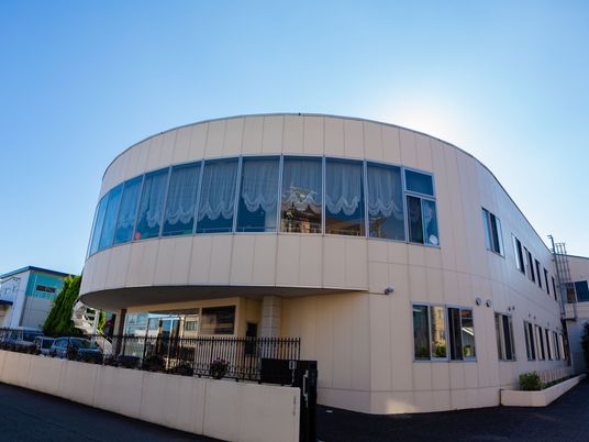 円形デザインの建物外観