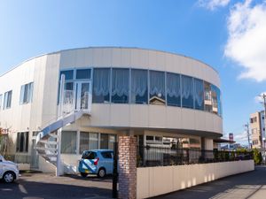 明るい白い建物の外観