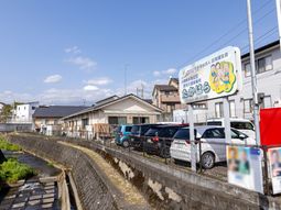 明るい外観の施設看板