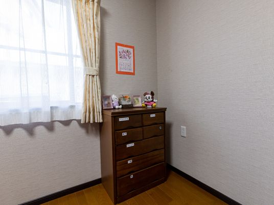 居室の家具と窓
