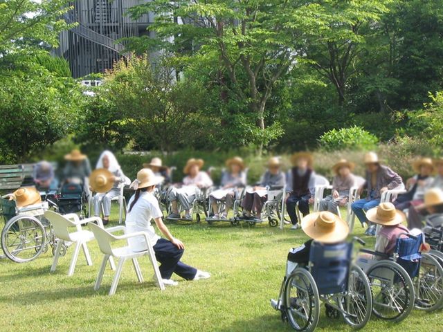 自然の中の車椅子利用者たち 庭 庭 自然に囲まれ、車椅子利用者がリラックスできる心地よい空間です。屋外での交流が魅力です。