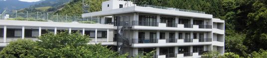 緑に囲まれた外観