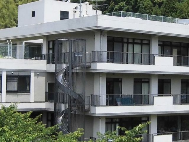 緑に囲まれた外観 外観 自然に囲まれた施設の外観です。周囲の緑が、穏やかな雰囲気を感じさせます。