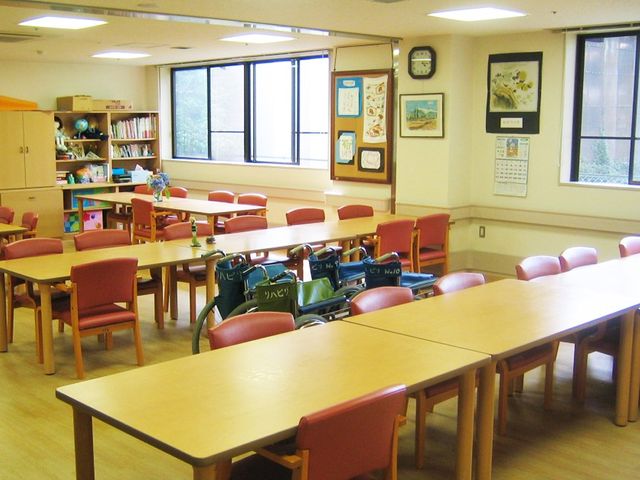 穏やかな空間の食堂 食堂 広々とした食堂では、ゆったりとしたテーブルスペースで、快適に過ごせます。自然光が優しく差し込む環境です。
