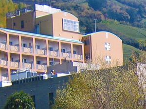 緑に囲まれた建物外観
