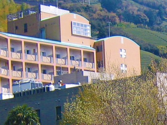 緑に囲まれた建物外観