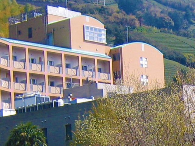 緑に囲まれた建物外観 外観 周囲の自然が美しい建物です。静かな環境で心穏やかに働けます。