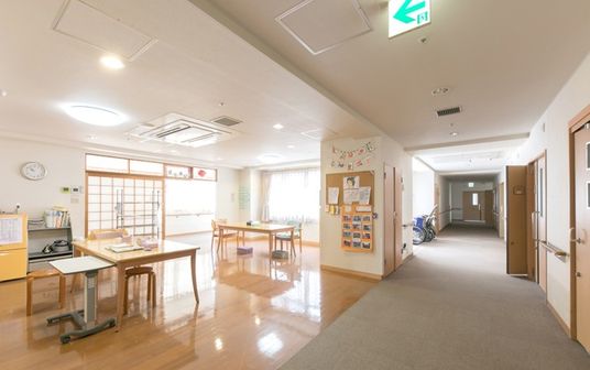 光が差し込む廊下