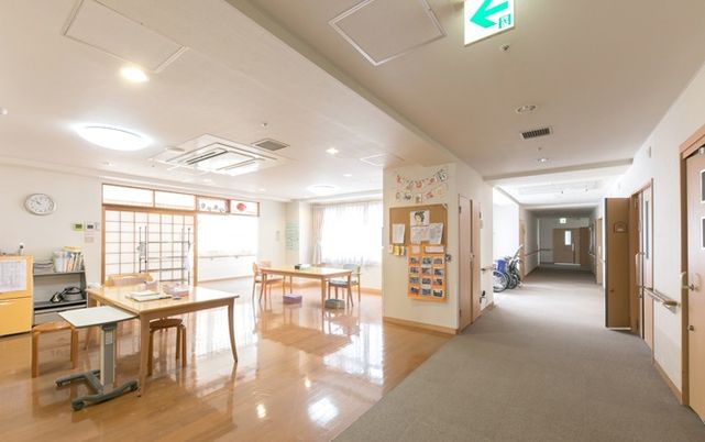 光が差し込む廊下