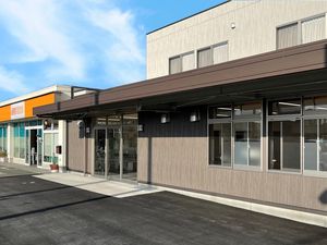 明るい外観の出入口