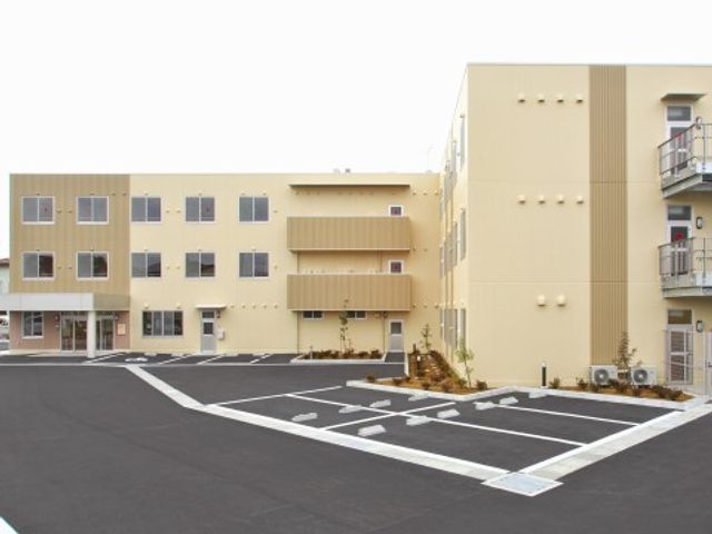 施設の外観全景 外観 明るい色使いの外壁が印象的な施設で、清潔感があり、訪れる方を温かく迎えます。