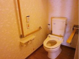 手すり付きの安全なトイレ