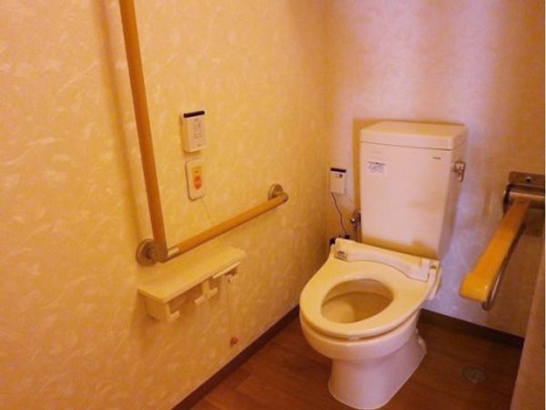 手すり付きの安全なトイレ