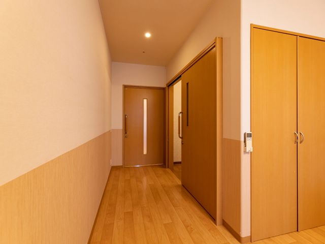 清潔感のある廊下 居室 温かみのある木目調で統一された廊下です。ゆったりとした空間設計で、移動も快適です。