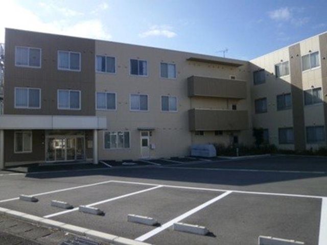 建物外観 外観   青空の下に建つ3階建ての建物です。前面には駐車スペースが広がり、出入りしやすい印象です。