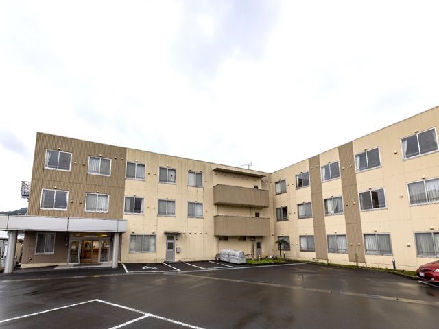 たたずまい穏やかな建物外観 外観 ゆったりとした空間が確保された建物外観です。広々とした駐車場からアクセス良好な入り口が訪れる方をお出迎えします。